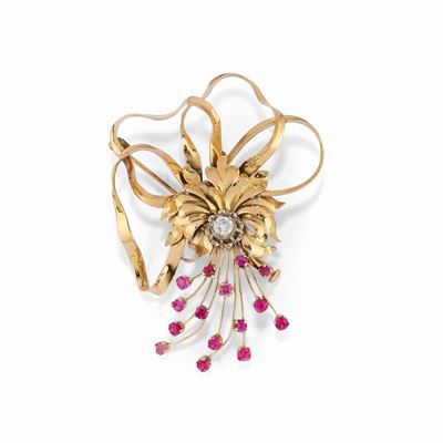 Spilla in oro giallo 18K con diamante centrale e rubini sintetici