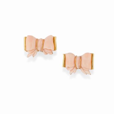 Orecchini in oro giallo 18K a forma di fiocco con corallo rosa