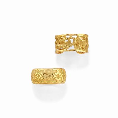 Due anelli in oro giallo 18K, uno a fascia e uno traforato