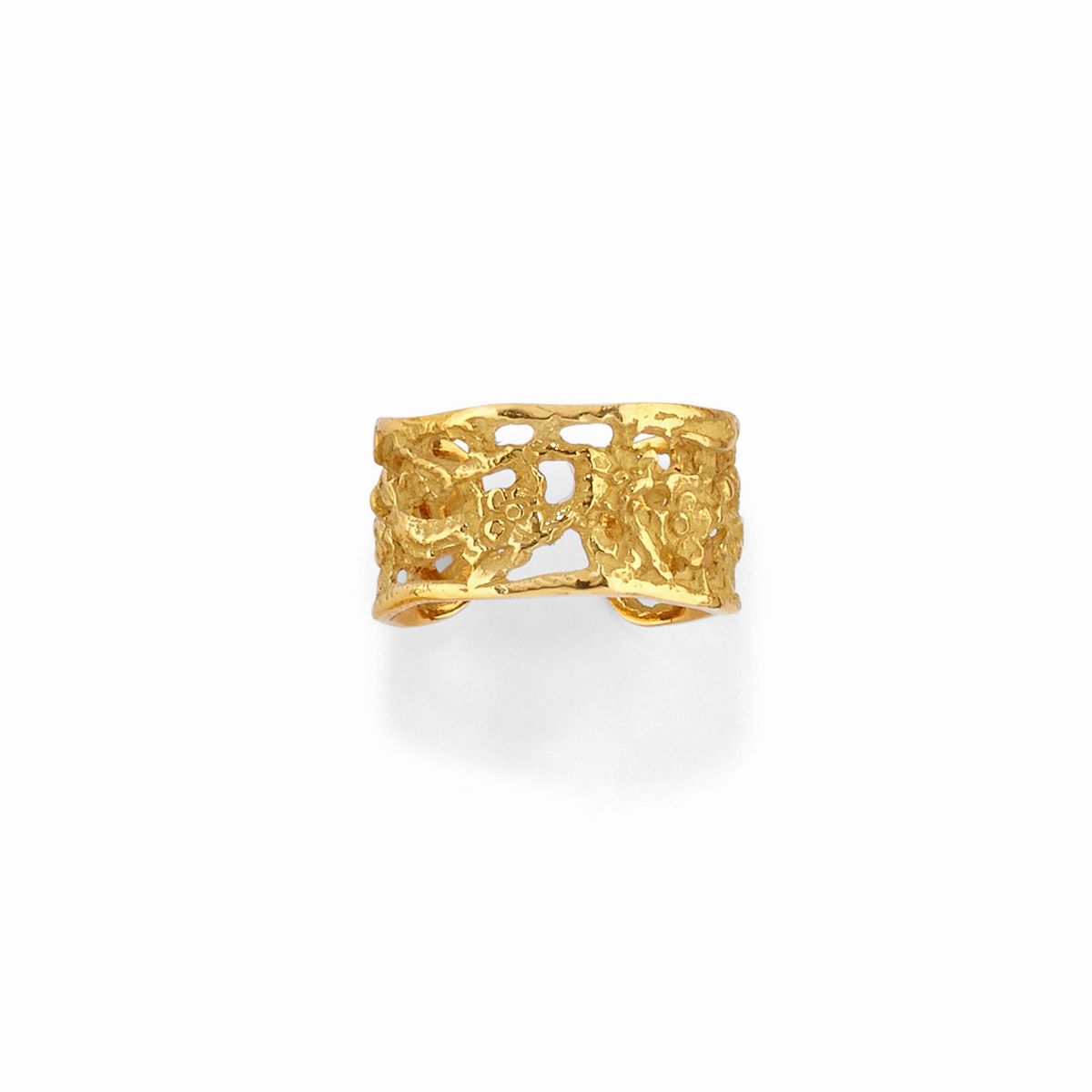 Due anelli in oro giallo 18K, uno a fascia e uno traforato