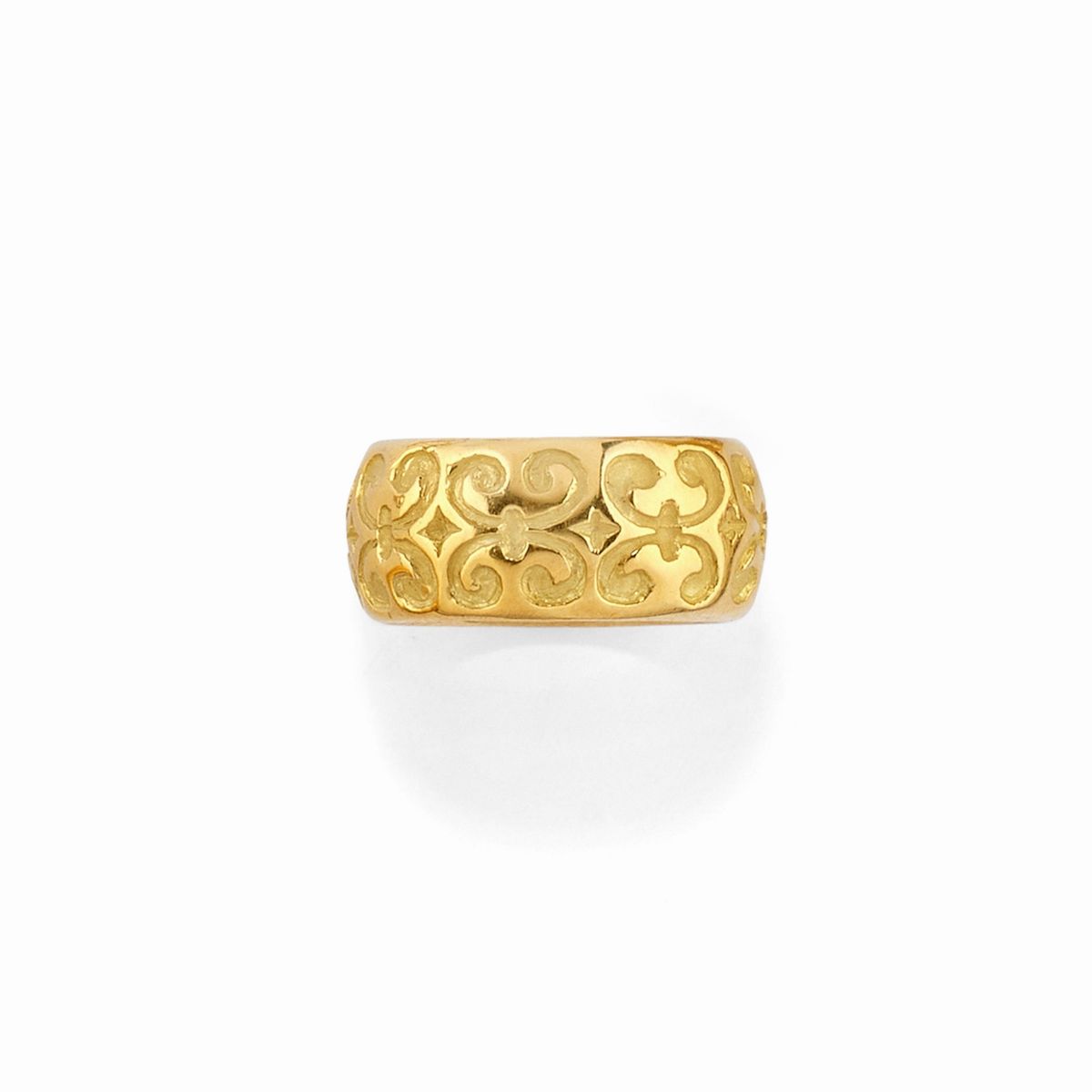 Due anelli in oro giallo 18K, uno a fascia e uno traforato