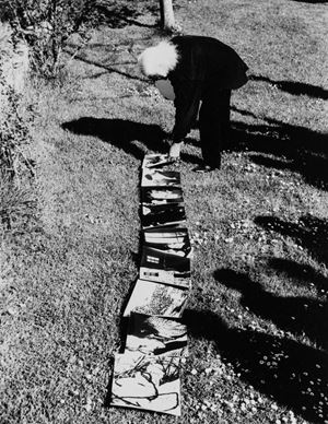 Mario Giacomelli espone le sue fotografie sull’erba davanti alla scuola. Moggiano, Arezzo