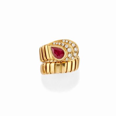 Anello in oro giallo 18K con rubino taglio goccia e diamanti