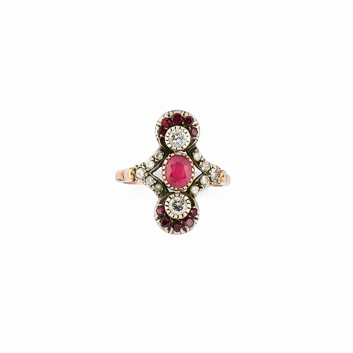 Anello e spilla, oro rosso 18K, argento, rubini e diamanti, inizi XX secolo