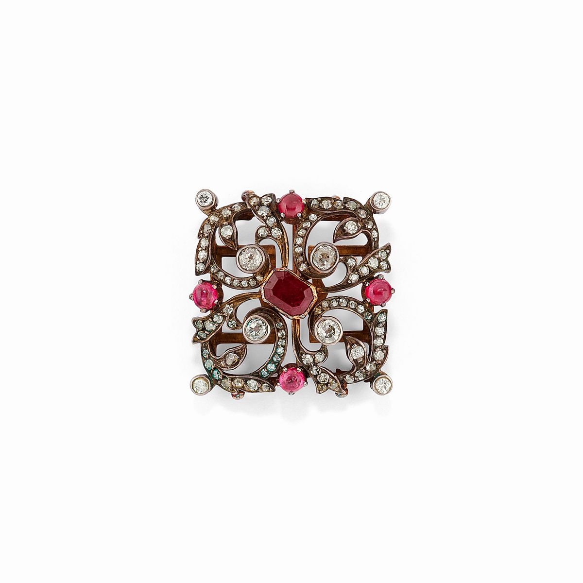 Anello e spilla, oro rosso 18K, argento, rubini e diamanti, inizi XX secolo