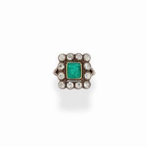 Anello in oro giallo 18K, argento, smeraldo e diamanti, inizi XX secolo