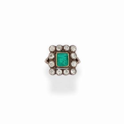 Anello in oro giallo 18K e argento con smeraldo e diamanti, inizi XX secolo