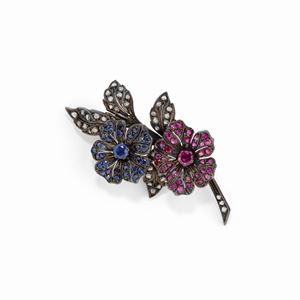 Spilla in oro rosso 14K, argento, rubini, zaffiri e diamanti
