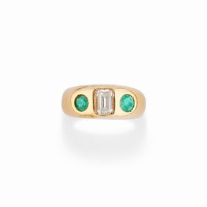 Anello in oro rosso 18K, pietra incolore e smeraldi