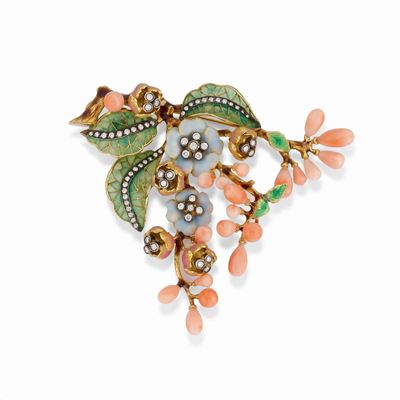 Spilla in oro giallo 18K con diamanti, coralli rosa e smalti cattedrale