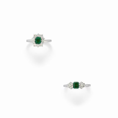 Due anelli in oro bianco 18K con smeraldi e diamanti