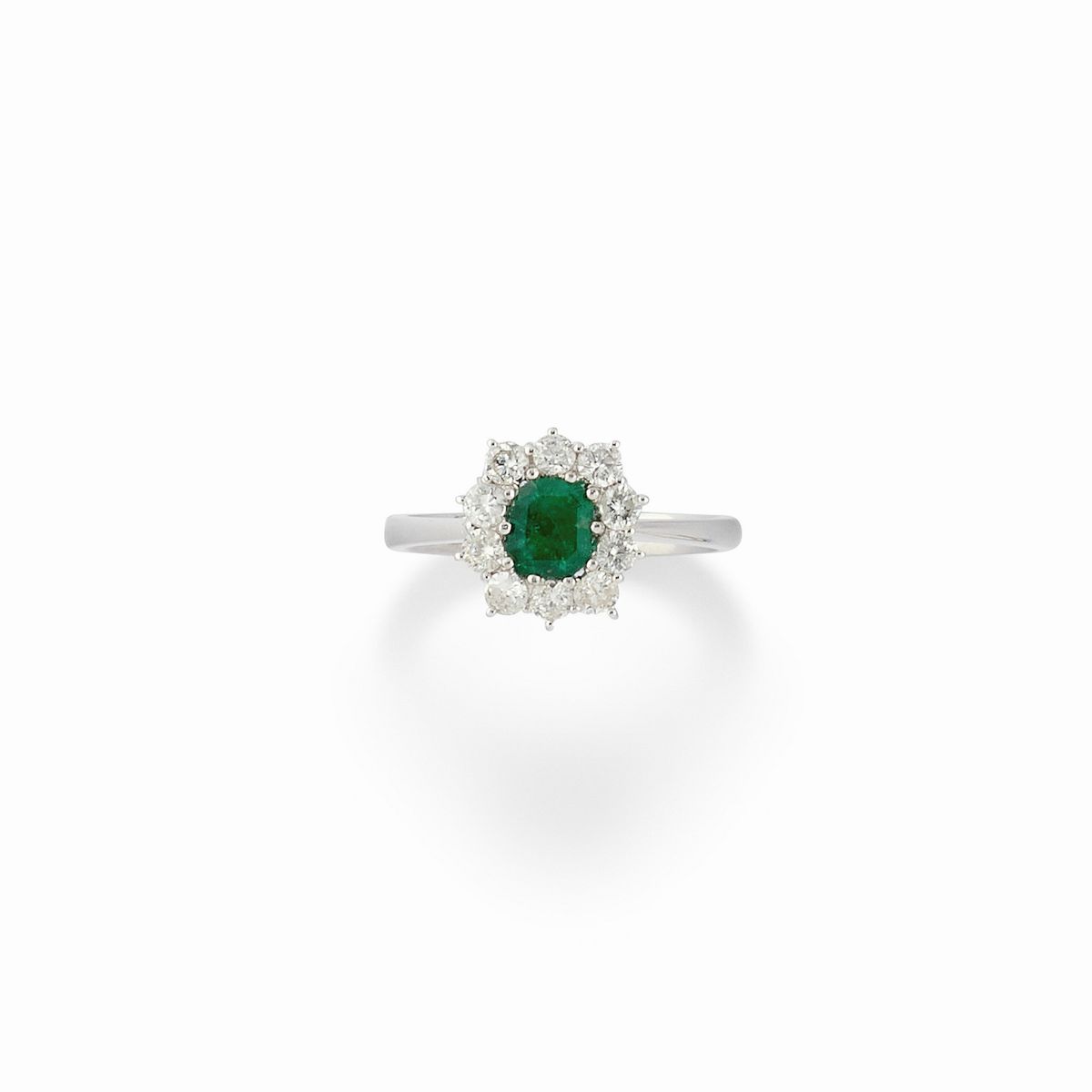 Due anelli in oro bianco 18K con smeraldi e diamanti