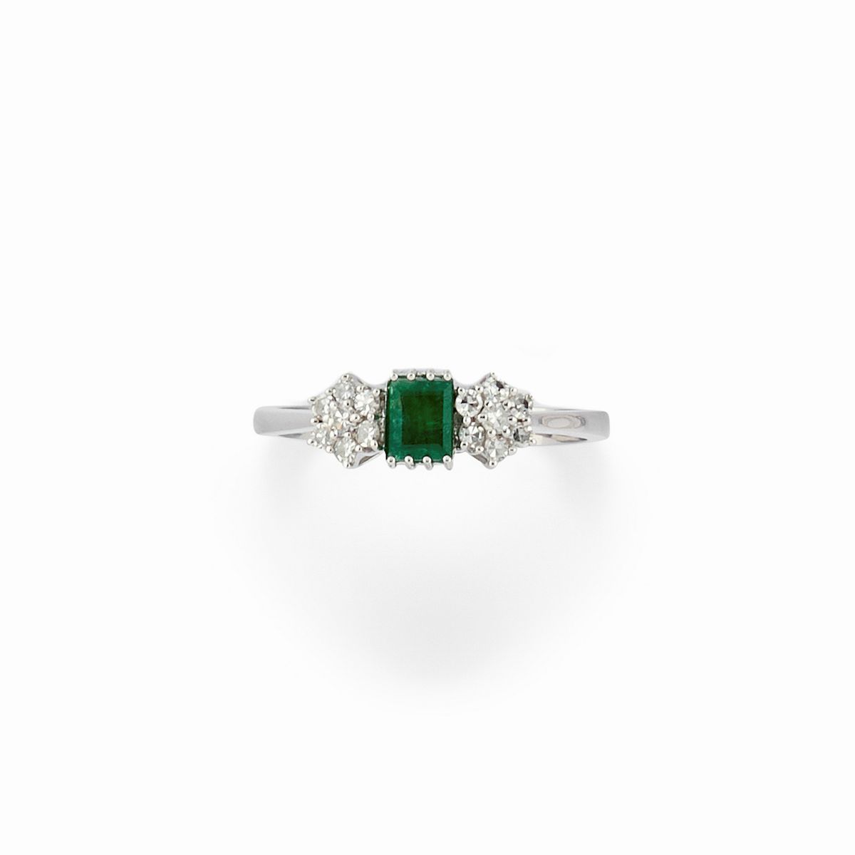 Due anelli in oro bianco 18K con smeraldi e diamanti