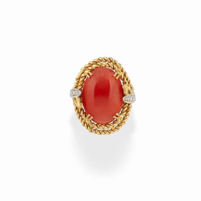 Anello in oro bicolore 18K con corallo rosso e diamanti