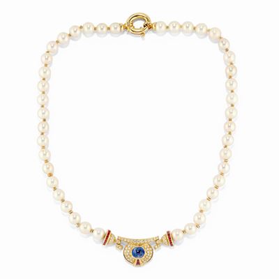 Collana in perle coltivate giapponesi, oro giallo 18K, zaffiro cabochon, rubini e diamanti