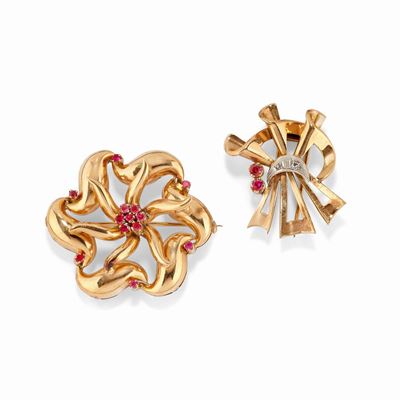 Due spille in oro rosso 18K con rubini sintetici, circa 1940