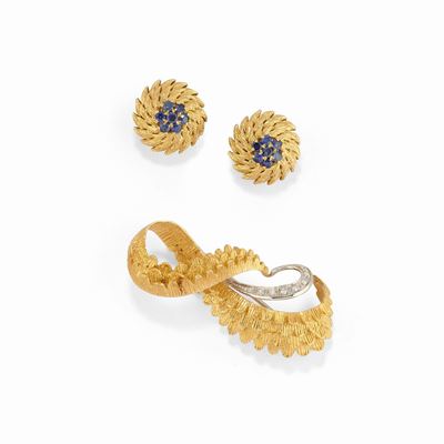 Spilla e orecchini in oro bicolore 18K con diamanti e zaffiri