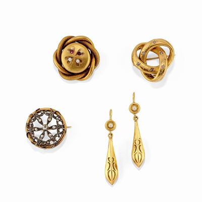 Tre Spille e un Paio di Orecchini in Oro Giallo 18k, Argento, Diamanti e Rubini