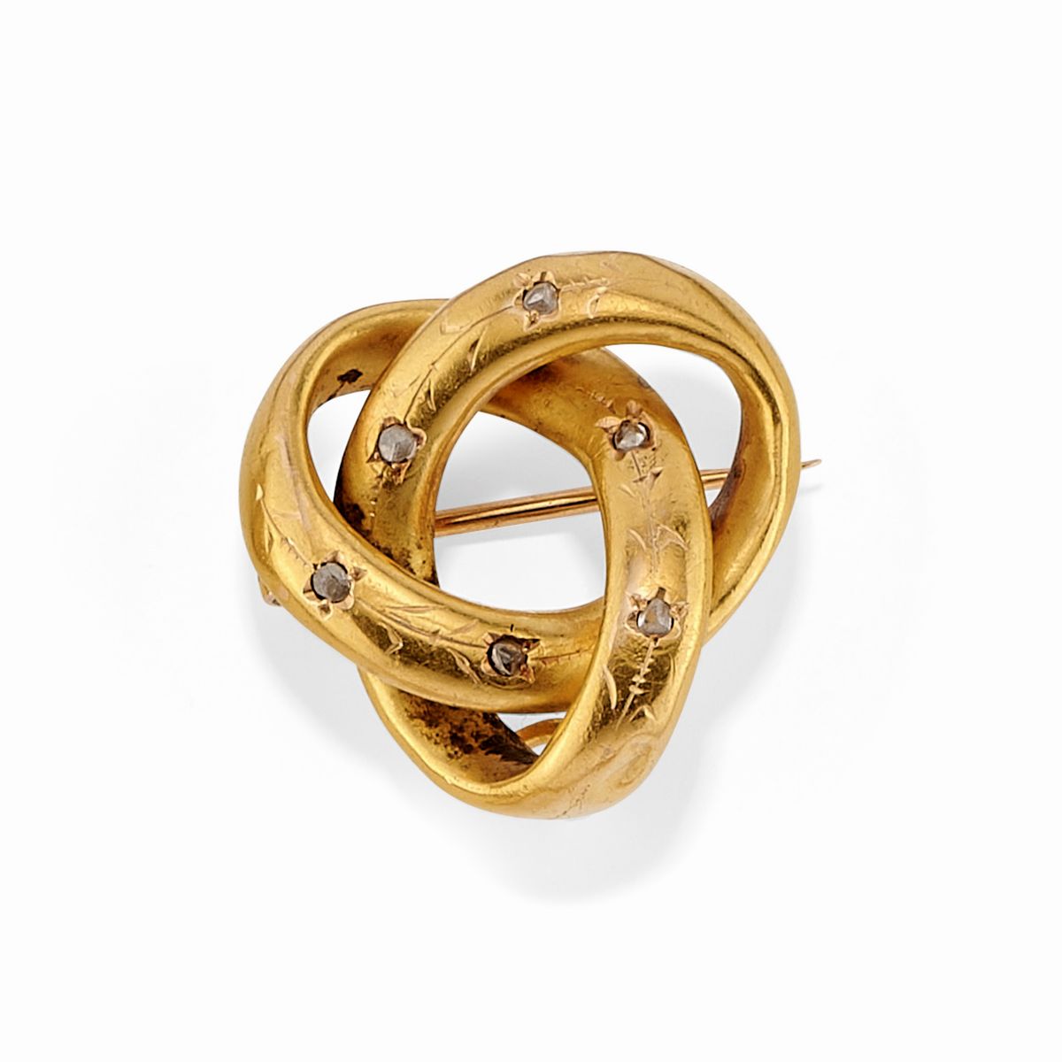 Set di tre spille e un paio di orecchini, oro giallo 18K, argento, diamanti e rubini