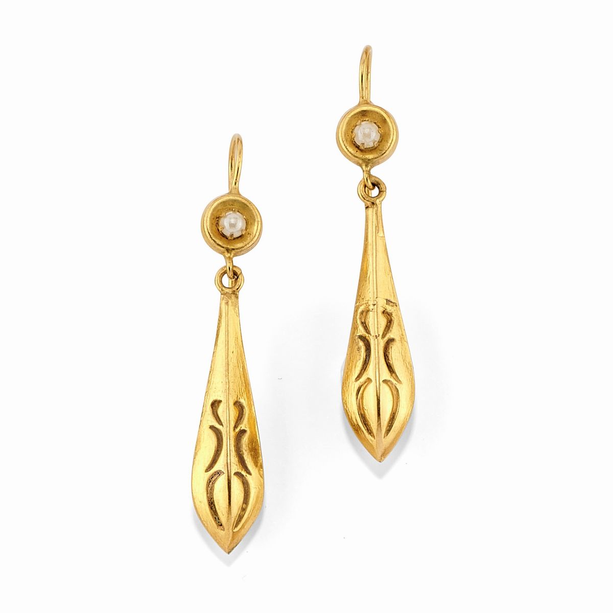 Set di tre spille e un paio di orecchini, oro giallo 18K, argento, diamanti e rubini