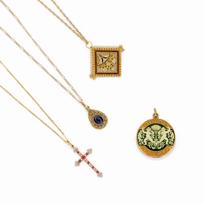 Tre collane e un pendente, oro giallo 18K, smalti e gemme
