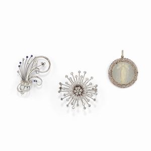  - Due spille e un pendente in oro bianco 18K, diamanti, zaffiri, zirconi e madreperla