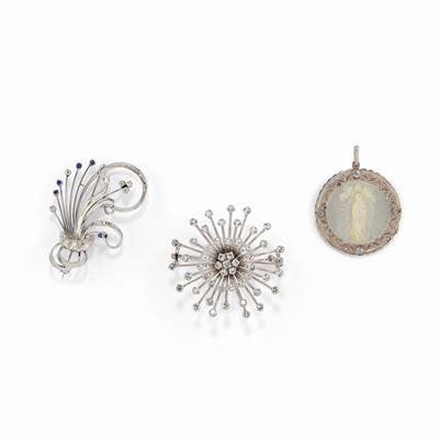 Due spille e un pendente in oro bianco 18K con diamanti, zaffiri, zirconi e madreperla