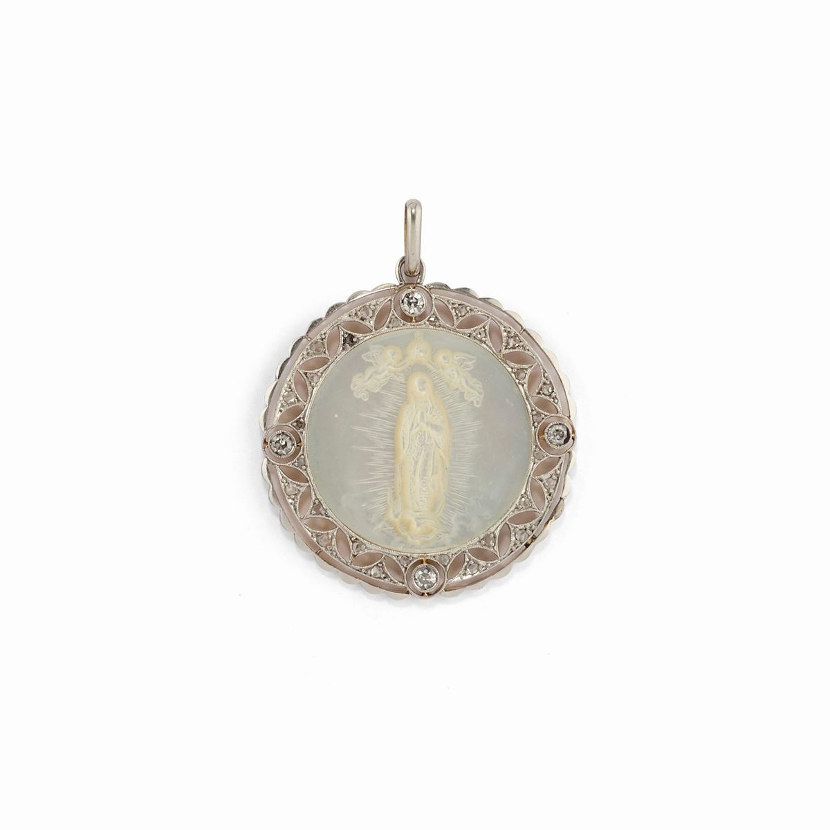 Due spille e un pendente in oro bianco 18K con diamanti, zaffiri, zirconi e madreperla
