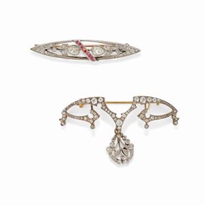 Due spille in oro giallo 18K, platino e diamanti, inizi XX secolo