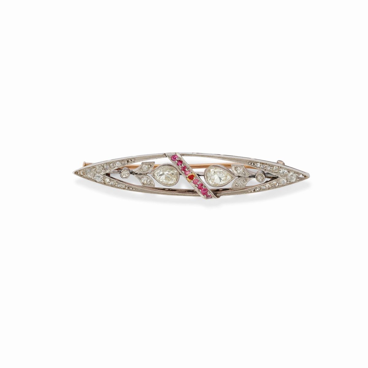 Due spille in oro giallo 18K, platino e diamanti, inizi XX secolo