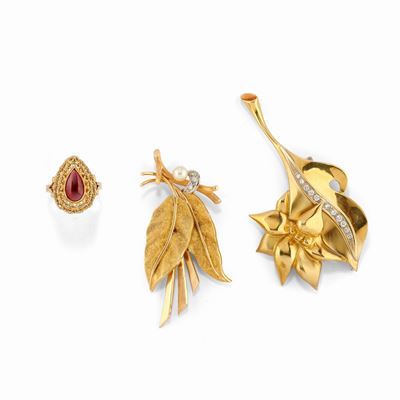 Due spille e un anello in oro 18K, con granato e diamanti