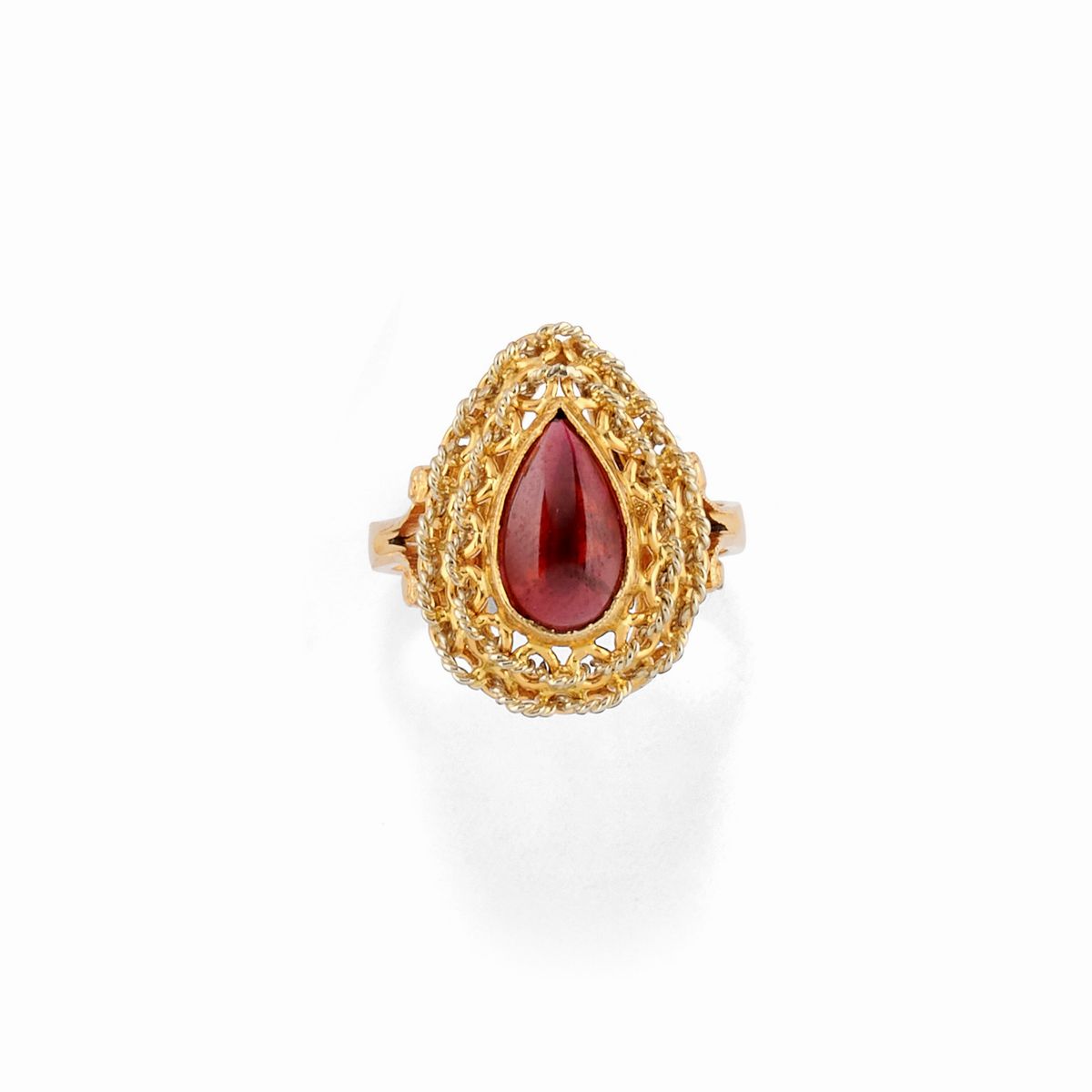Due spille e un anello in oro 18K, con granato e diamanti