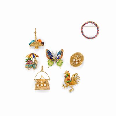 Set di quattro spille e tre pendenti in oro giallo 18K con perle, pietre colorate, diamanti e sma...