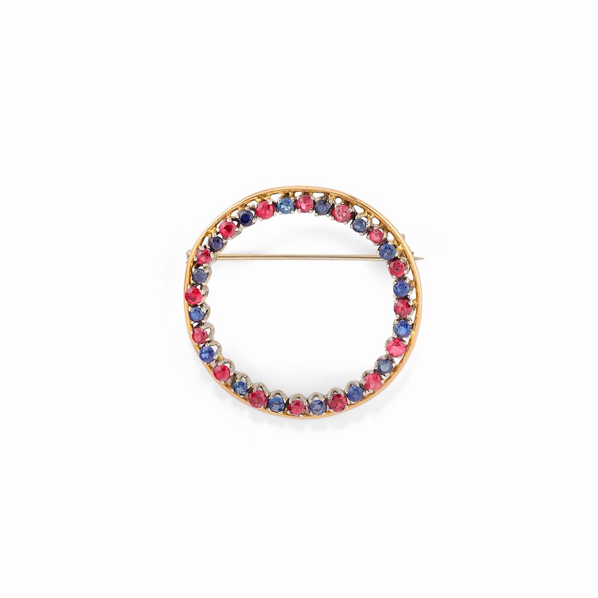 Set di quattro spille e tre pendenti in oro giallo 18K con perle, pietre colorate, diamanti e sma...