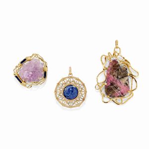 A 18K yellow gold, hard stone and rough amethyst mineral pendants and brooch