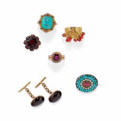 Gioielli in oro e argento con turchesi, corallo e pietre colorate, composto da quattro anelli, un...