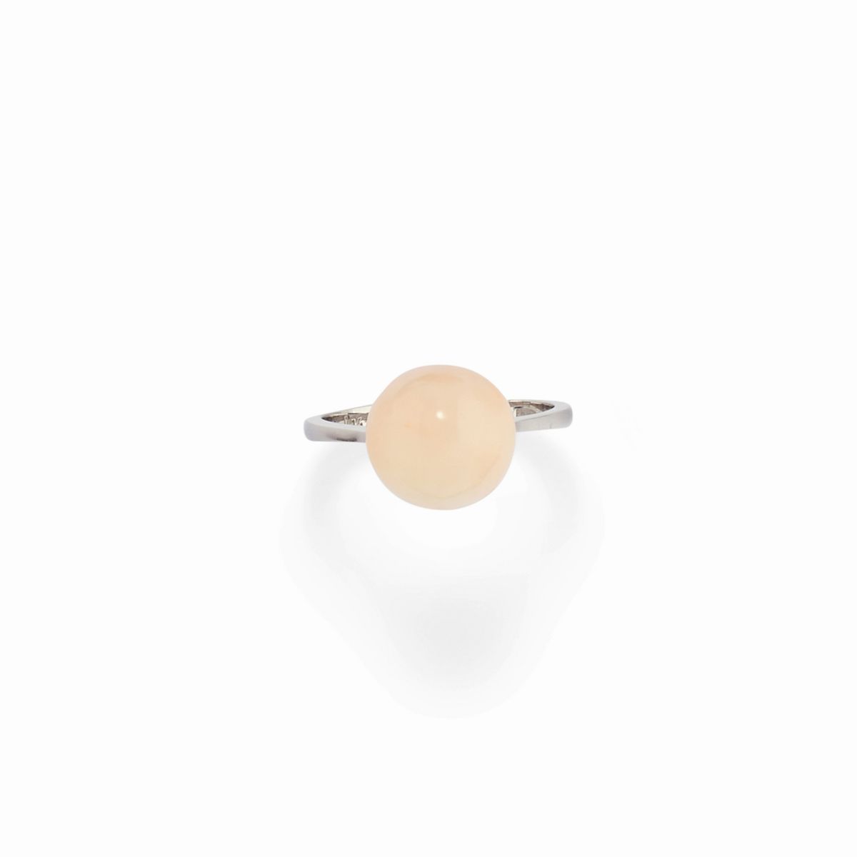 Tre anelli in oro bianco 18K con topazio, perla, corallo e rubini