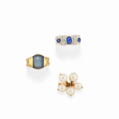 Manfredi, Tre anelli in oro giallo 18K con zaffiri, diamanti, perle e calcedonio