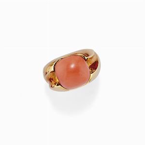 A 18K yellow gold and coral ring