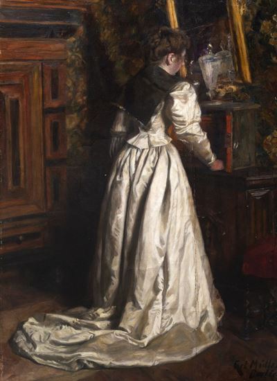 Giovane Donna in Interno in Abito Bianco