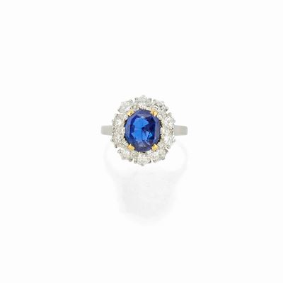 Anello in platino con zaffiro Ceylon ovale di ct 3,34 e diamanti taglio brillante