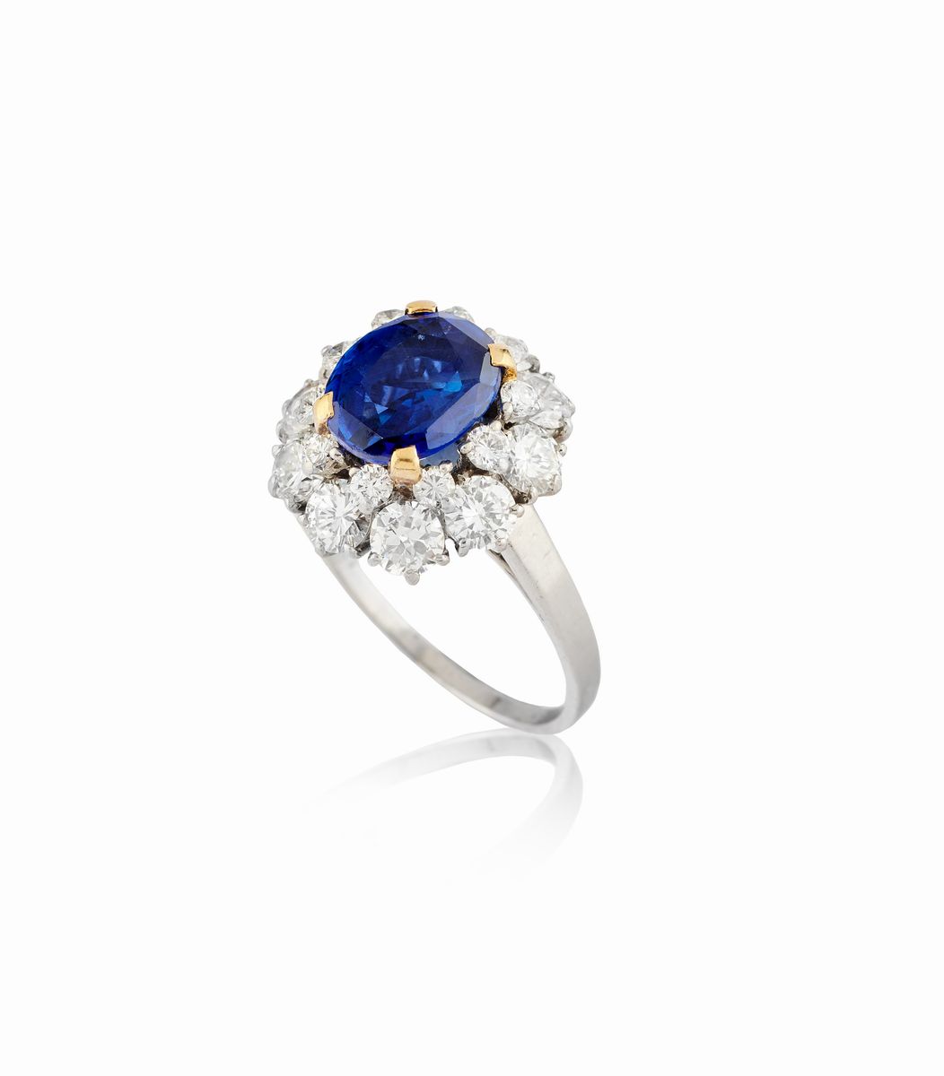 Bulgari - Anello in platino con zaffiro Ceylon ovale di ct 3,34 e diamanti taglio brillante