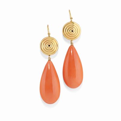 Orecchini in oro giallo 18K con pendenti in corallo arancio