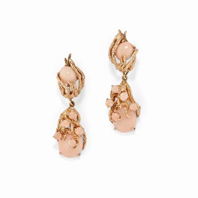 Orecchini pendenti in oro rosa 18K con corallo di forma rotonda e ovale