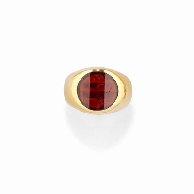 Anello in oro giallo 18K con granato sfaccettato