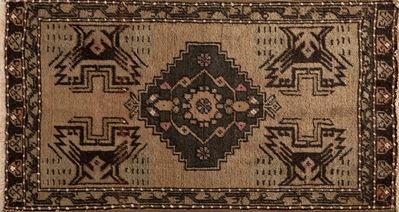 Tappeto tribale Yastik, regione di Nevsehir, Anatolia centrale, lana su cotone, seconda metà del ...