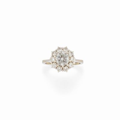 Anello in oro bianco 18K con diamante centrale e diamanti ornamentali