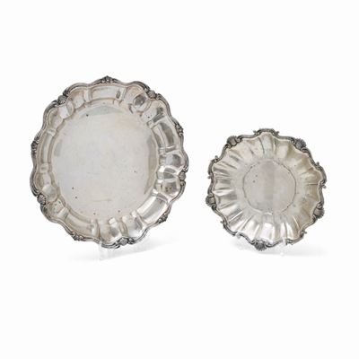 Due piatti centrotavola in argento, Italia, XX secolo