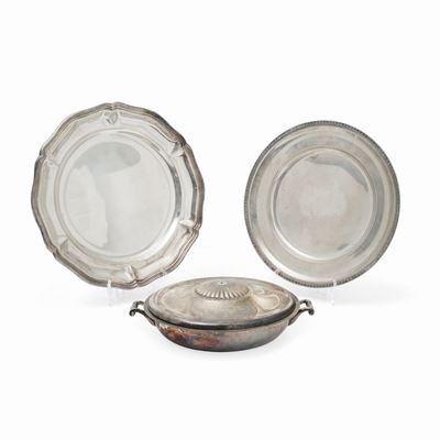 Oggetti decorativi, Due piatti-centrotavola e zuppiera in argento, Italia, XX secolo