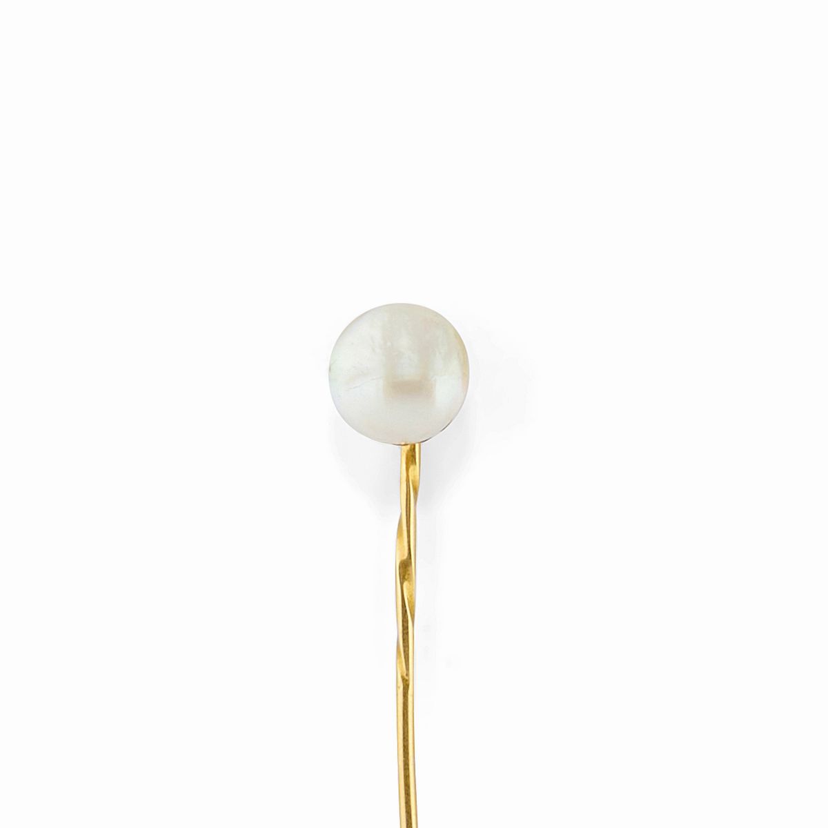 Due spille e quattro catene in oro giallo 18K con diamanti e zaffiri